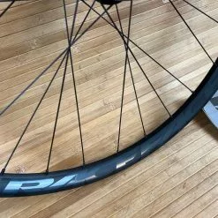 Race Face Aeffect R 30 Vorderrad VR 27,5" Boost Schwarz 11 Race Face Aeffect R 30 Vorderrad VR 27,5" Boost Schwarz -Fox-Laden IMG 9671 96fc0ab7 9a01 40e6 bee8 64e65d81a472