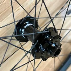 Race Face Aeffect R 30 Vorderrad VR 27,5" Boost Schwarz 15 Race Face Aeffect R 30 Vorderrad VR 27,5" Boost Schwarz -Fox-Laden IMG 9672 0e3ffc84 ea02 42f0 8270 0507f9ba55f9