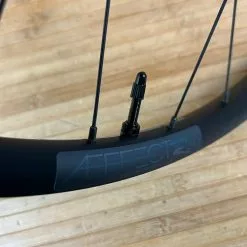 Race Face Aeffect R 30 Vorderrad VR 27,5" Boost Schwarz 13 Race Face Aeffect R 30 Vorderrad VR 27,5" Boost Schwarz -Fox-Laden IMG 9676 47e2738b b65c 4cf7 8f9b 82180457622f