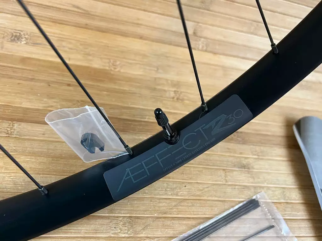 Race Face Aeffect R 30 Hinterrad HR 29" Boost Schwarz Shimano HG 4 Race Face Aeffect R 30 Hinterrad HR 29" Boost Schwarz Shimano HG – Bild 4