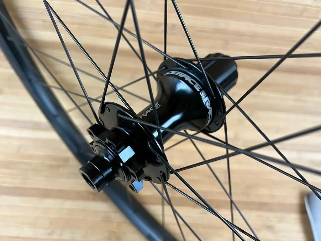 Race Face Aeffect R 30 Hinterrad HR 29" Boost Schwarz Shimano HG 5 Race Face Aeffect R 30 Hinterrad HR 29" Boost Schwarz Shimano HG – Bild 5