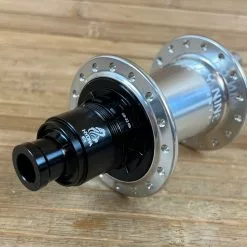 Industry-nine Industry Nine Hydra Classic Boost 6B Hinterradnabe Silber 148x12 / 32 Loch XD -Fox-Laden IMG 9938 a6794684 04e8 4574 bb98 6e3223db2cac