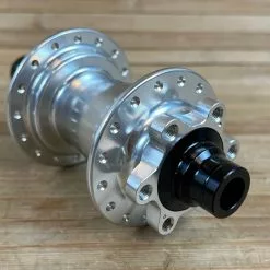 Industry-nine Industry Nine Hydra Classic Boost 6B Hinterradnabe Silber 148x12 / 32 Loch XD -Fox-Laden IMG 9939