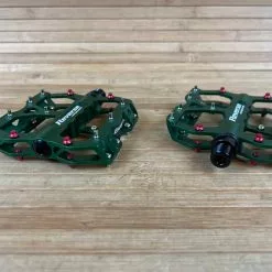 Reverse Components Escape Plattformpedale / Pedale Dunkelgrün -Fox-Laden IMG 9991 e9c36f58 2f30 488a a551 e706983cbf34