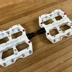 Reverse Components Escape Plattformpedale / Pedale Weiß 10 Reverse Components Escape Plattformpedale / Pedale Weiß -Fox-Laden IMG 9995 19e23914 8675 4f16 8362 fc849f7bf588