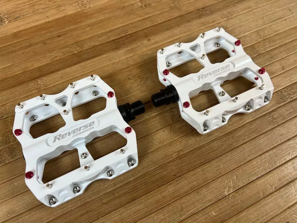 Reverse Components Escape Plattformpedale / Pedale Weiß 5 Reverse Components Escape Plattformpedale / Pedale Weiß – Bild 5