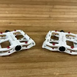 Reverse Components Escape Plattformpedale / Pedale Weiß 9 Reverse Components Escape Plattformpedale / Pedale Weiß -Fox-Laden IMG 9996 71cc1150 3f8a 4712 85b6 801cc4bf28bd