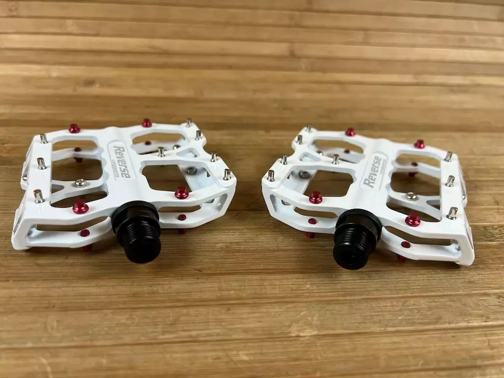 Reverse Components Escape Plattformpedale / Pedale Weiß 3 Reverse Components Escape Plattformpedale / Pedale Weiß – Bild 3